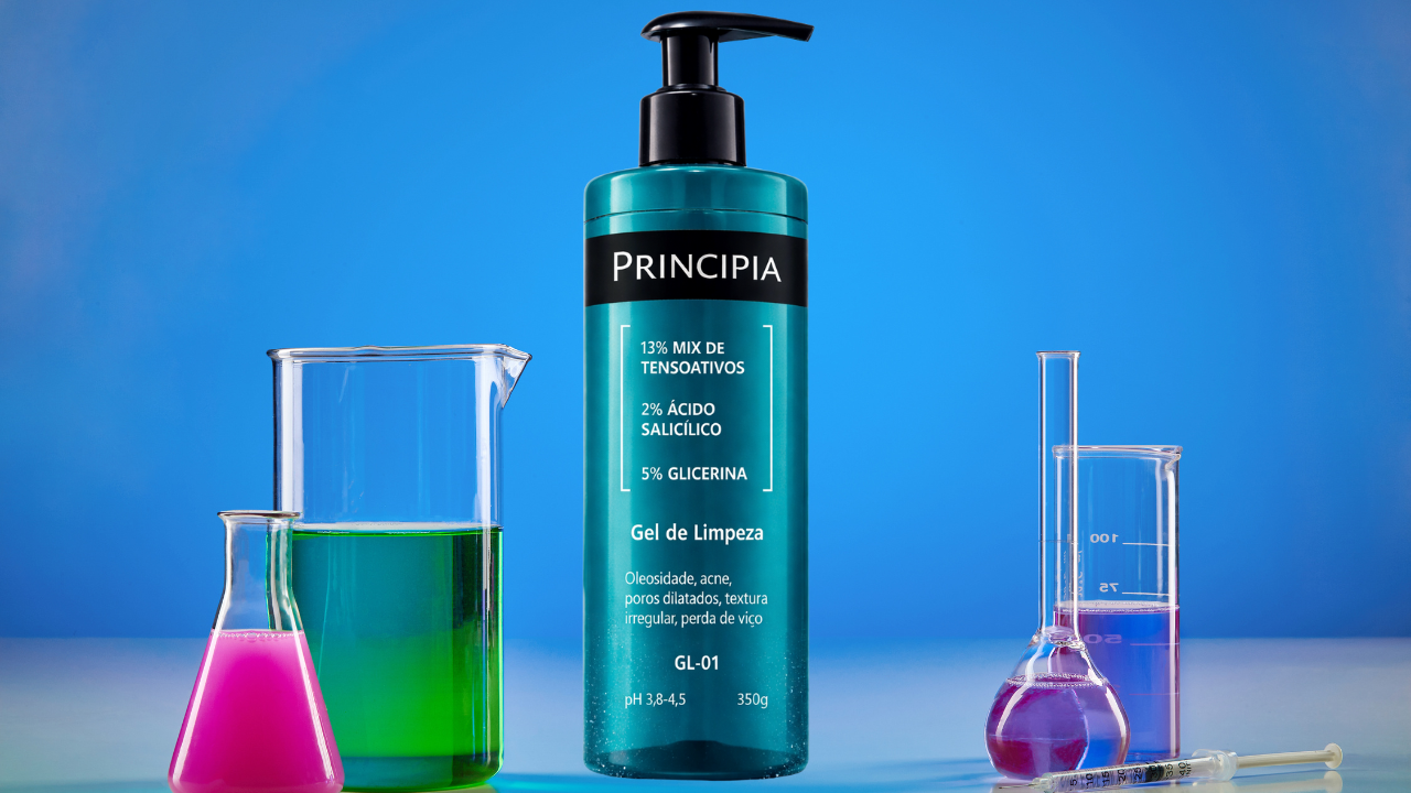 Embalagem do Gel de Limpeza Principia GL-01 com 2% Ácido Salicílico e 5% Glicerina em cenário de laboratório para o review PRINCIPIA, Gel de Limpeza Facial 2% Ácido Salicílico + 5% Glicerina.