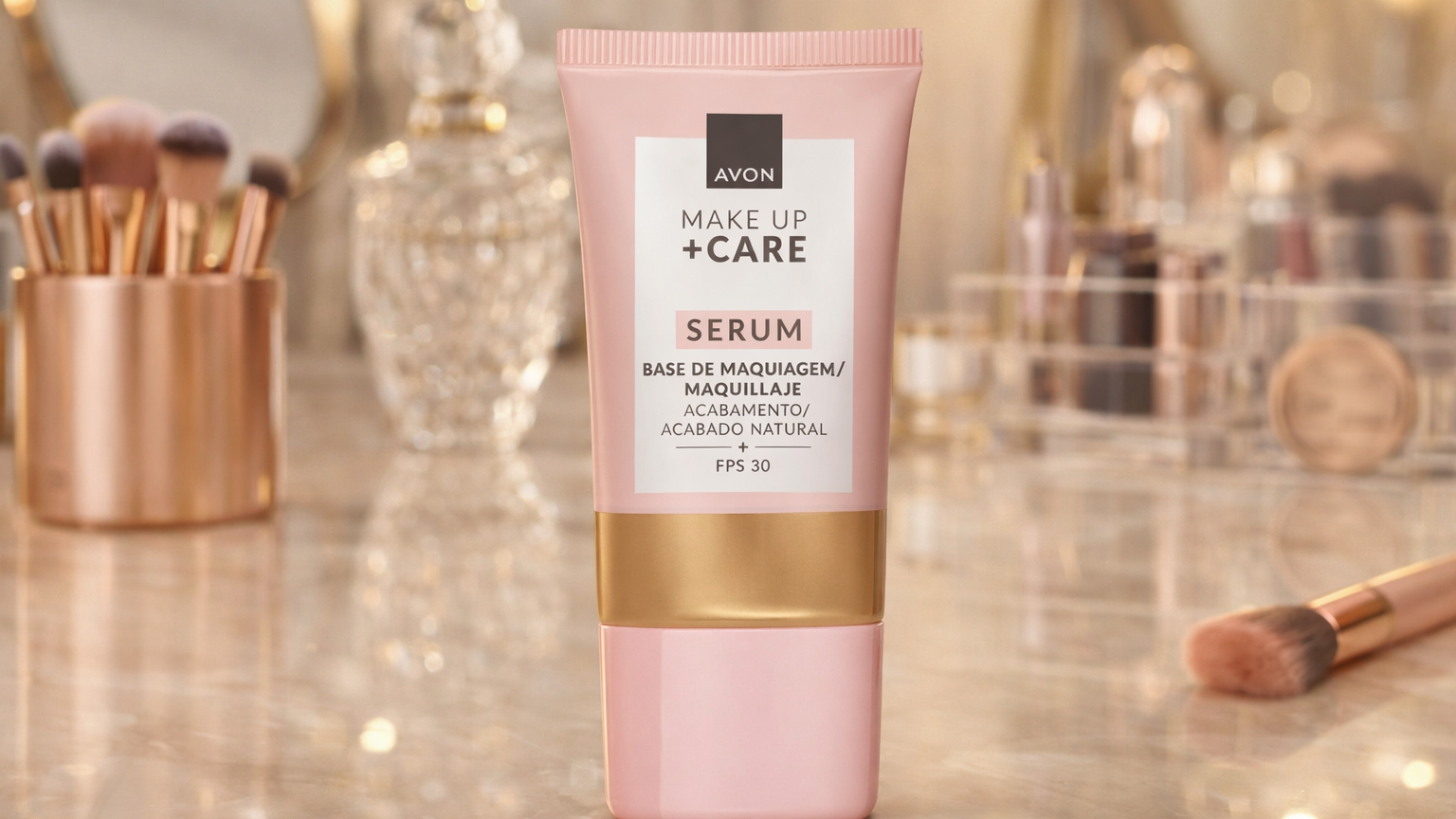 Close da embalagem da Base Sérum Tratamake da Avon em uma bancada de maquiagem profissional