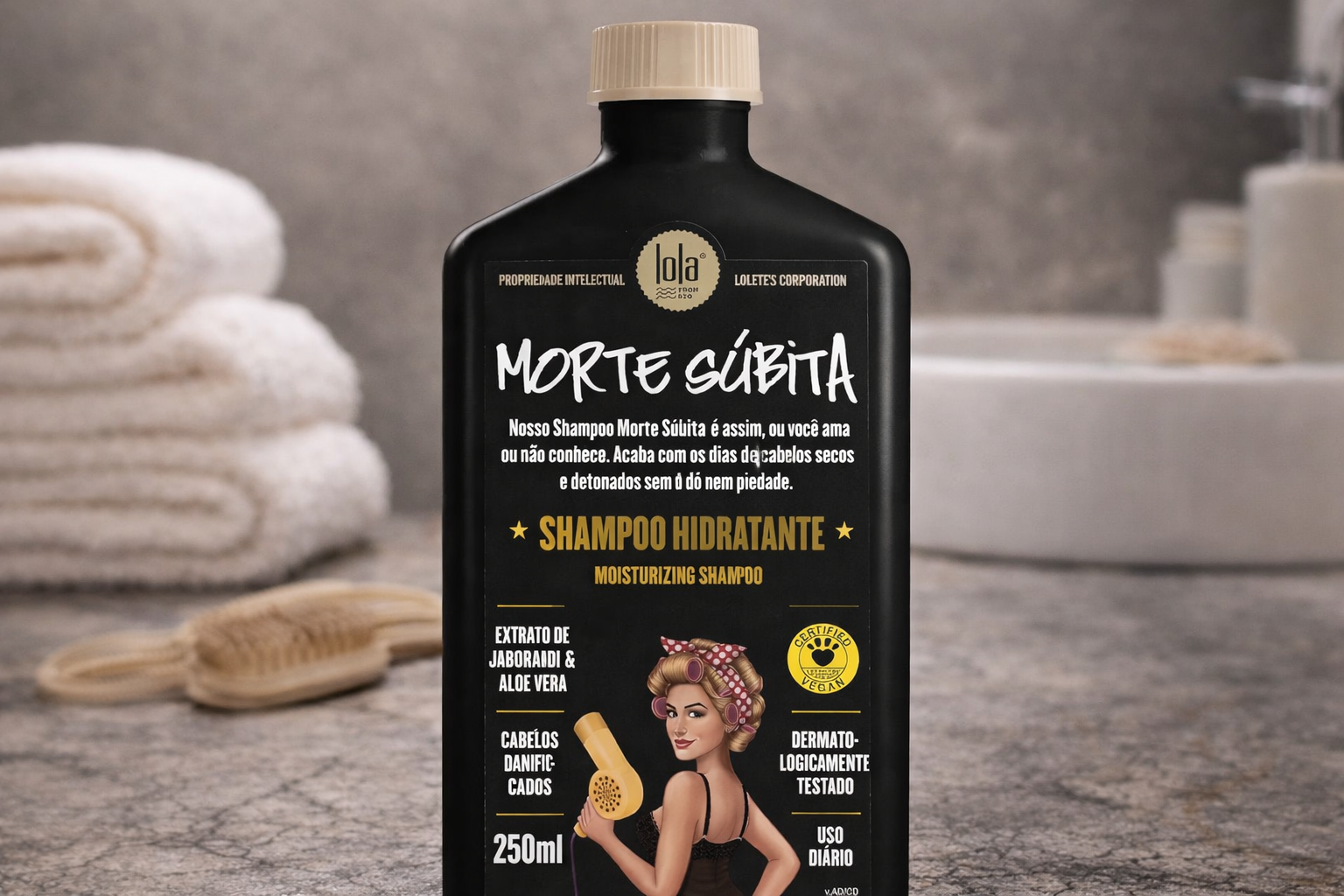 Foto em alta resolução do frasco de Lola Morte Súbita Shampoo Hidratante em um ambiente de spa com toalhas brancas ao fundo, destacando a embalagem preta e os ingredientes ativos para cabelos danificados.