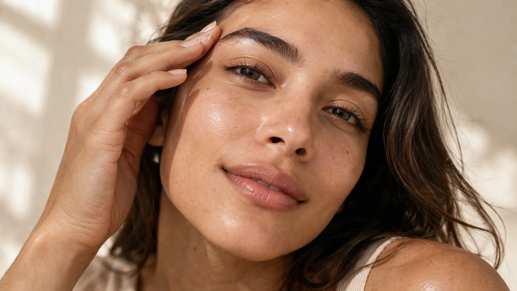 Mulher com pele saudável e luminosa após tratamento eficaz para seborreia facial — dermatite seborreica controlada nas zonas da sobrancelha, nariz e sulco nasolabial sem escamas ou vermelhidão